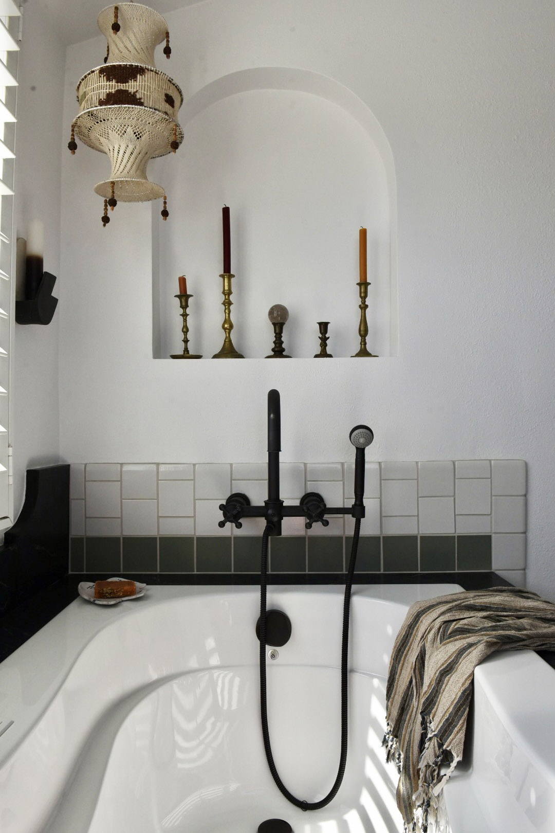Santa monica bathtub detail black fixtures arched niche brass candlesticks — Bronwyn Poole Interiors Santa monica bathtub detail black fixtures arched niche brass candlesticks — Bronwyn Poole Interiors