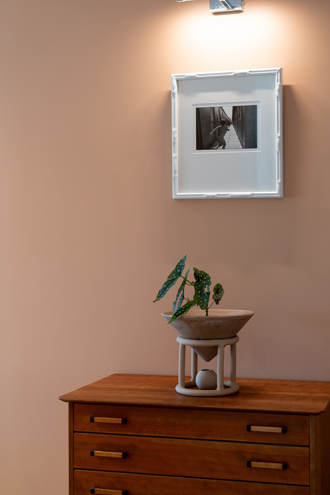 Santa monica bedroom bamboo frame bw photo begonia planter oak dresser detail — Bronwyn Poole Interiors Santa monica bedroom bamboo frame bw photo begonia planter oak dresser detail — Bronwyn Poole Interiors
