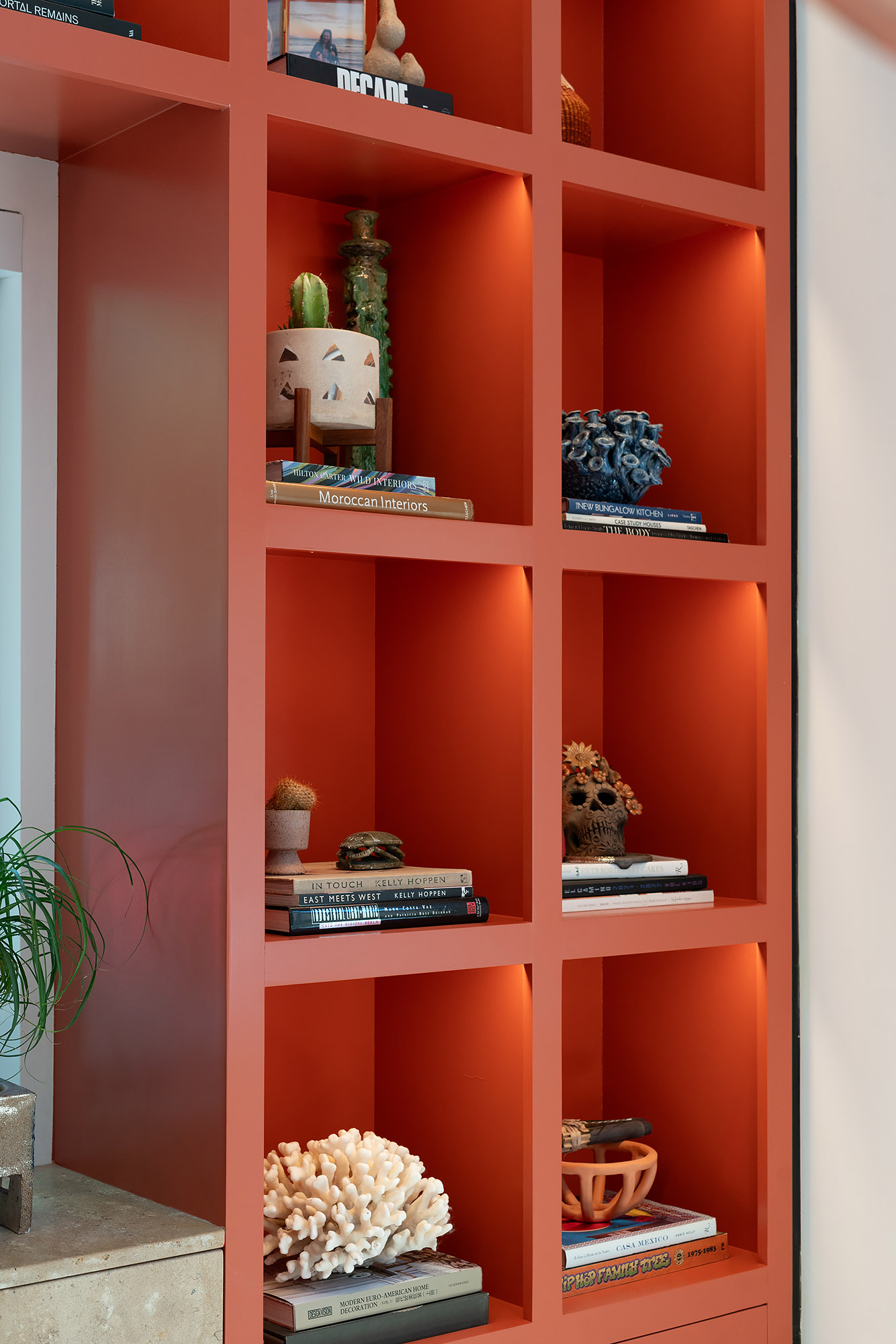 Santa monica dining room red built in shelves books coral ceramics detail — Bronwyn Poole Interiors Santa monica dining room red built in shelves books coral ceramics detail — Bronwyn Poole Interiors