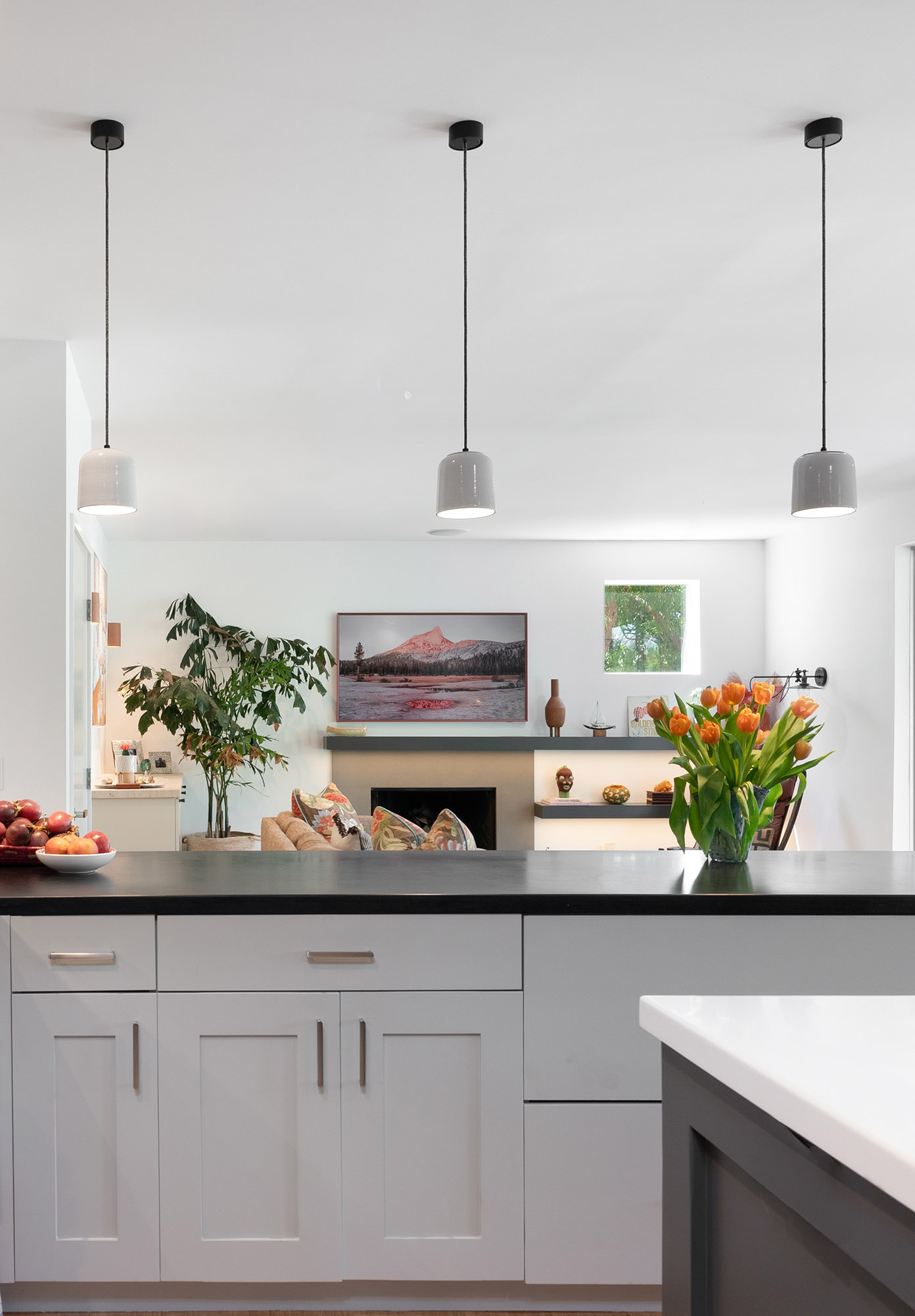 Santa monica kitchen island pendant lights fireplace view tulips detail — Bronwyn Poole Interiors Santa monica kitchen island pendant lights fireplace view tulips detail — Bronwyn Poole Interiors