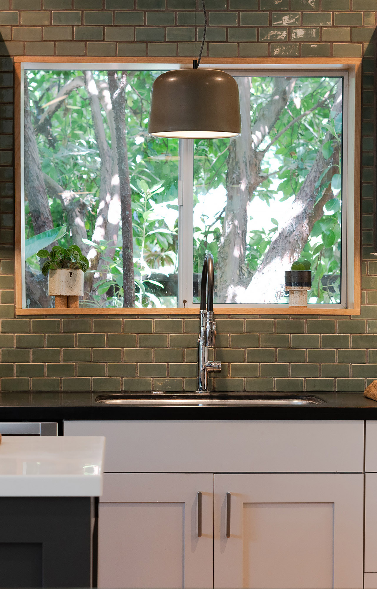 Santa monica kitchen sink window green tile garden view pendant light detail — Bronwyn Poole Interiors Santa monica kitchen sink window green tile garden view pendant light detail — Bronwyn Poole Interiors