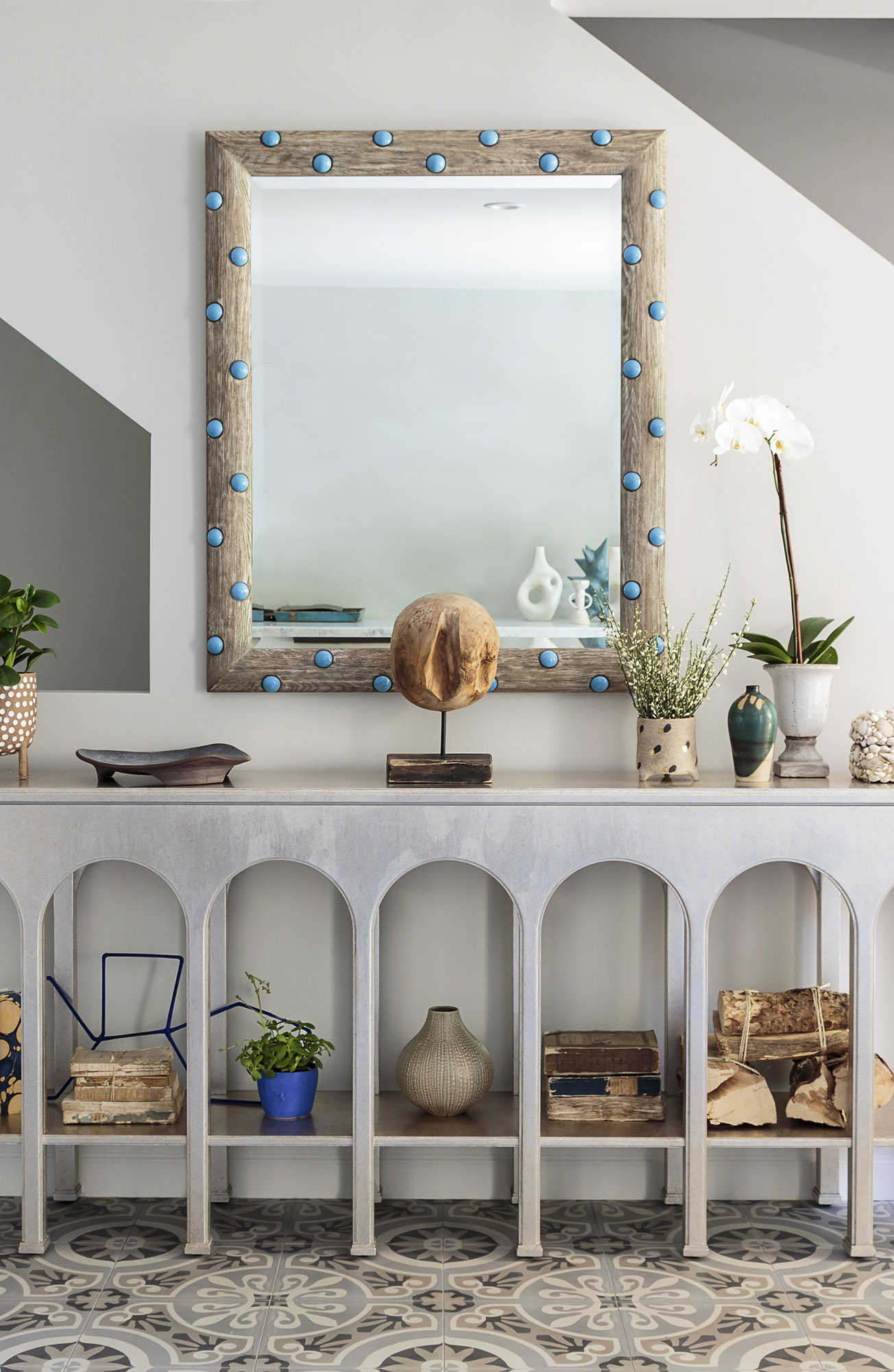 Susie arched console blue studded mirror orchid moroccan tile floor detail — Bronwyn Poole Interiors Susie arched console blue studded mirror orchid moroccan tile floor detail — Bronwyn Poole Interiors